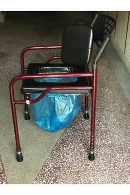 Klozetli katlanabilir tekerlekli sandalye