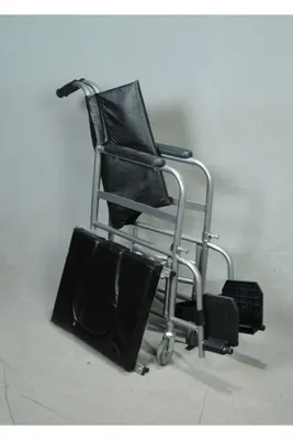 Yan kolları açılan tekerlekli hasta tuvaleti komot