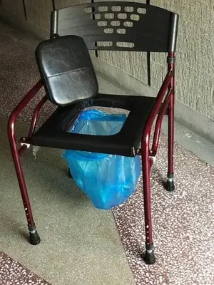 Klozetli katlanabilir tekerlekli sandalye